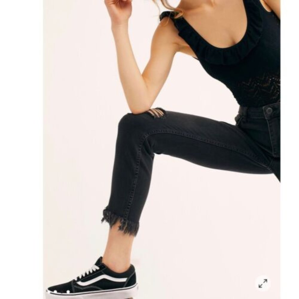 Vestique Black Distressed Cropped Jeans Size Large